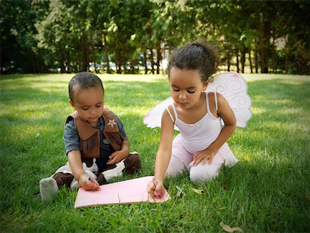 simsearch:700-01295913,k - Children Coloring in Yard Stock Photo - Premium Royalty-Free, Code: 600-01644679