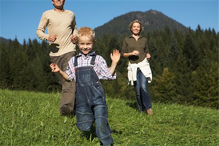 Family Running Outdoors Photographie de stock - Premium Libres de Droits, Code: 600-01644976