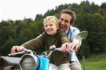 Father and Son Riding Scooter Foto de stock - Sin royalties Premium, Código: 600-01645039