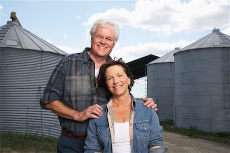 Porträt eines Paares auf Bauernhof Stockbilder - Premium RF Lizenzfrei, Bildnummer: 600-01716038