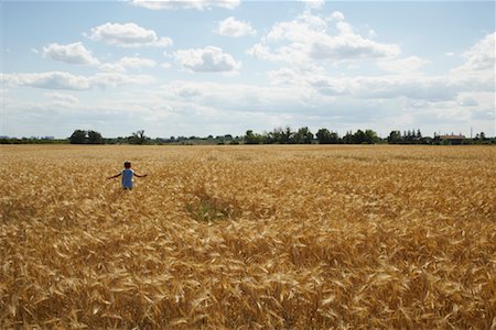 simsearch:600-01236293,k - Fille qui traverse le champ de blé Photographie de stock - Premium Libres de Droits, Code: 600-01716055