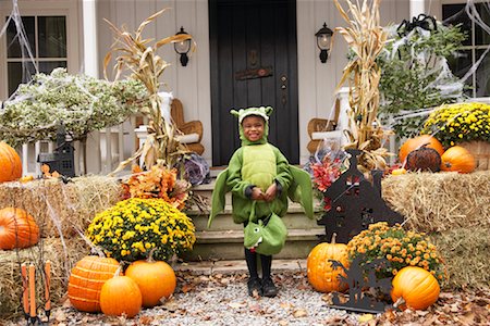 simsearch:700-02046160,k - Portrait of Boy Dressed-up as Dragon Standing in Front of House Foto de stock - Sin royalties Premium, Código: 600-01717686