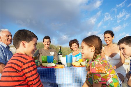 simsearch:600-01571862,k - Family Eating Outdoors Foto de stock - Sin royalties Premium, Código: 600-01755503