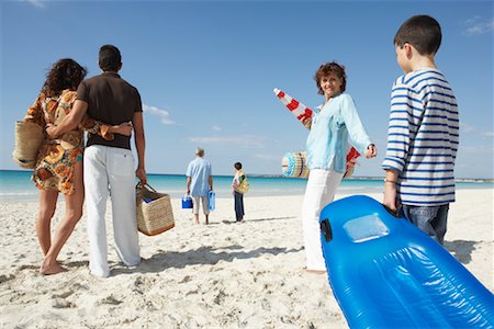 simsearch:600-01755539,k - Famille sur la plage Photographie de stock - Premium Libres de Droits, Code: 600-01755524