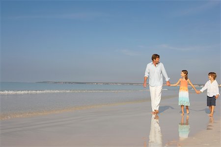 simsearch:700-03719343,k - Père marchant sur la plage avec les enfants, Majorque, Espagne Photographie de stock - Premium Libres de Droits, Code: 600-01764726