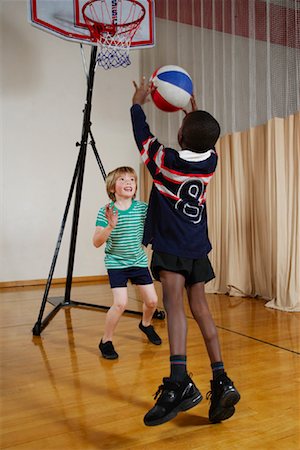 Enfants jouant au Basketball Photographie de stock - Premium Libres de Droits, Code: 600-01764815