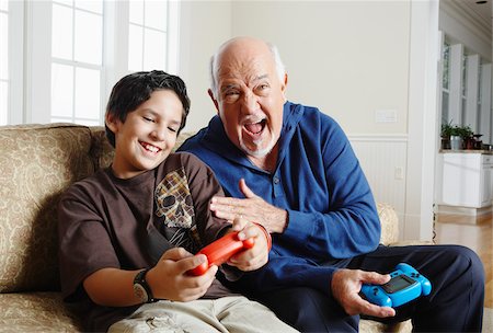 Grandfather and Grandson Playing Video Games Foto de stock - Sin royalties Premium, Código: 600-01787563