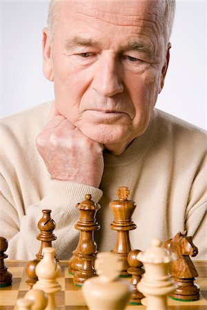senior man man - Portrait of Man Playing Chess Photographie de stock - Premium Libres de Droits, Code: 600-01788479