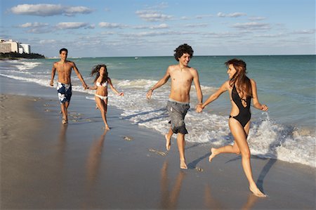 simsearch:632-01150248,k - Group of People Running on the Beach Foto de stock - Sin royalties Premium, Código: 600-01792412