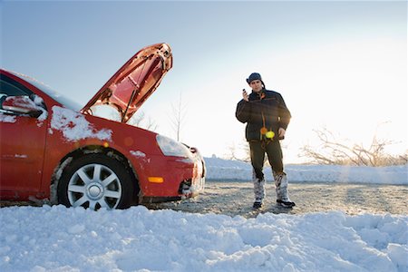 simsearch:600-00866959,k - Homme parle sur téléphone portable à côté de la voiture avec le capot vers le haut en hiver Photographie de stock - Premium Libres de Droits, Code: 600-01828704