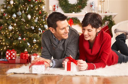 simsearch:649-08085108,k - Couple Opening Christmas Presents Stock Photo - Premium Royalty-Free, Code: 600-01838463