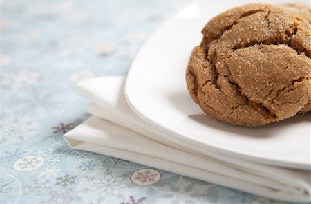 simsearch:600-01838228,k - Ginger Cookies on Plate Stock Photo - Premium Royalty-Free, Code: 600-01955557