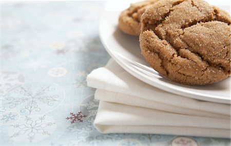 simsearch:600-01838228,k - Ginger Cookies on Plate Stock Photo - Premium Royalty-Free, Code: 600-01955558