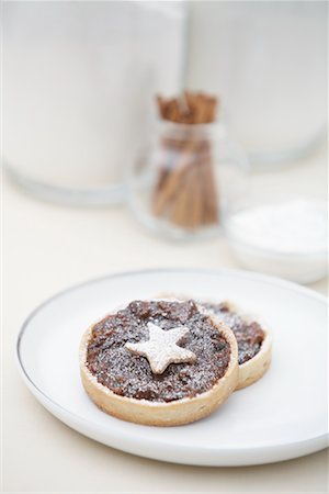 simsearch:600-01838230,k - Mince Tarts on Plate Stock Photo - Premium Royalty-Free, Code: 600-01955565