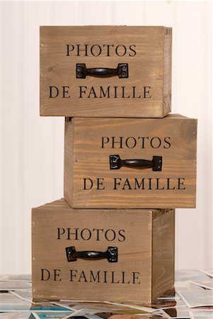 recuerdos - Boxes of Family Photos Foto de stock - Sin royalties Premium, Código: 600-02038310