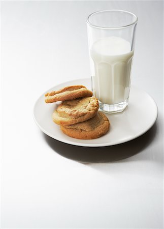 simsearch:600-02033679,k - Milk and Cookies Stock Photo - Premium Royalty-Free, Code: 600-02033681