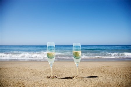 Champagne Flutes in Sand on Beach, Malibu, California Foto de stock - Sin royalties Premium, Código: 600-02046202