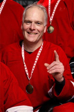 simsearch:700-00522757,k - Portrait du joueur de Hockey portant médaille Photographie de stock - Premium Libres de Droits, Code: 600-02056092