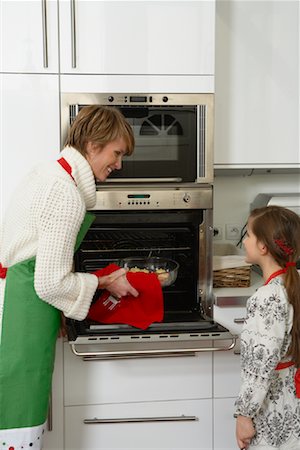 Mother and Daughter Making Christmas Cookies Foto de stock - Sin royalties Premium, Código: 600-02071847