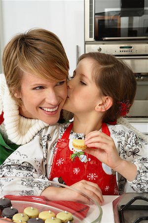 Mother and Daughter Making Christmas Cookies Foto de stock - Sin royalties Premium, Código: 600-02071850