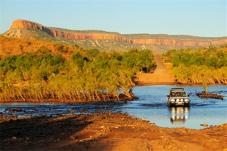 SUV Crossing Pentecost River with Cockburn Ranges in Background, Gibb River Road, Kimberley, Western Australia, Australia Foto de stock - Sin royalties Premium, Código: 600-02176545