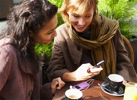 Women at Cafe, Reading Text Message, Paris, France Foto de stock - Sin royalties Premium, Código: 600-02199829