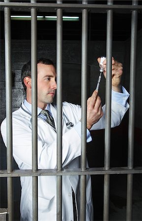 Doctor Filling Syringe in Prison Foto de stock - Sin royalties Premium, Código: 600-02201363