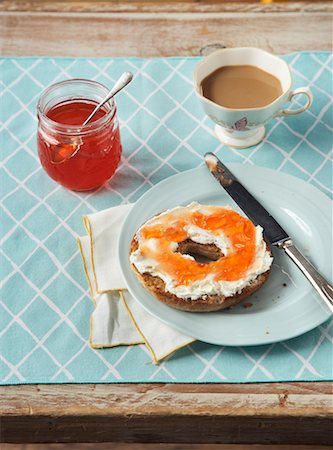 Cup of Tea and Red Pepper Jelly and Cream Cheese on Bagel Foto de stock - Sin royalties Premium, Código: 600-02264234