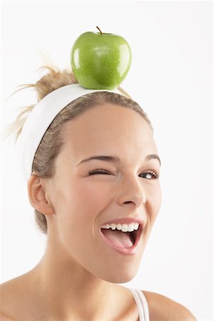 Portrait de jeune femme à la pomme sur la tête Photographie de stock - Premium Libres de Droits, Code: 600-02312465