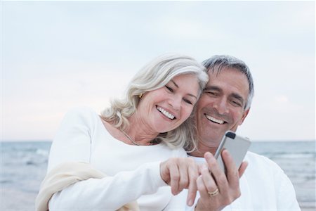 Couple avec appareil photo numérique Photographie de stock - Premium Libres de Droits, Code: 600-02346341