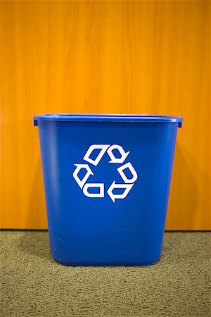 recycling bin - Bac de recyclage, Portland, Oregon, Etats-Unis Photographie de stock - Premium Libres de Droits, Code: 600-02346450
