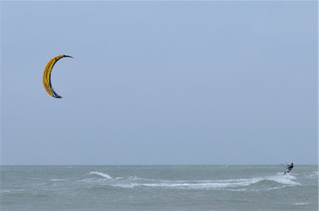 sky in kite alone pic - Kitesurfing Foto de stock - Sin royalties Premium, Código: 600-02348796