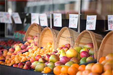 fruit stand basket - Market in the Marina District, San Francisco, California, USA Stock Photo - Premium Royalty-Free, Code: 600-02376663