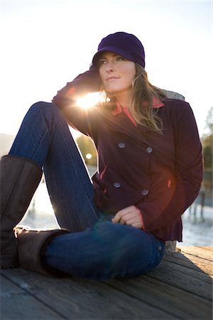 Femme assise sur le quai du lac Photographie de stock - Premium Libres de Droits, Code: 600-02386147