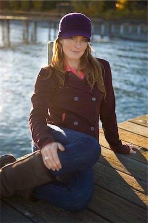 Femme assise sur le quai du lac Photographie de stock - Premium Libres de Droits, Code: 600-02386148