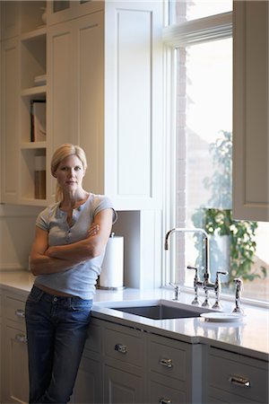 Woman Leaning on Kitchen Counter, Stock Photo - Premium Royalty-Free, Code: 600-02428909