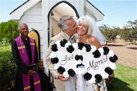 Portrait of Newlyweds and Priest in Front of Chapel, Niagara Falls Ontario, Canada Foto de stock - Sin royalties Premium, Código: 600-02429031