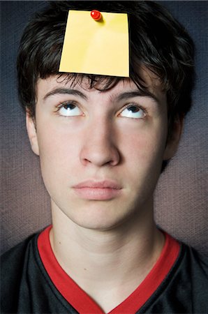 Teenager Looking at Blank Note Pinned to his Head Foto de stock - Sin royalties Premium, Código: 600-02429146