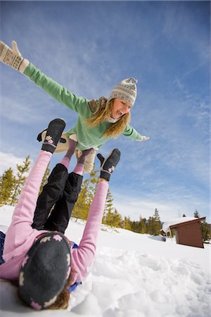 friends lifting someone - Deux femmes jouent dans la neige, près de Frisco, Summit County, Colorado, Etats-Unis Photographie de stock - Premium Libres de Droits, Code: 600-02586054