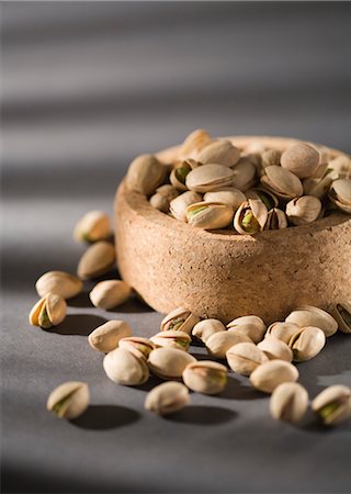 pistachio - Cork Bowl Filled With Pistachios Stock Photo - Premium Royalty-Free, Code: 600-02586189