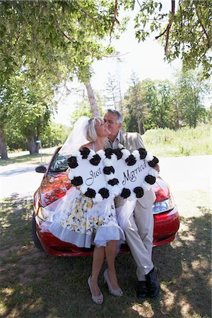 Newlyweds Holding Just Married Sign, Niagara Falls, Canada Stock Photo - Premium Royalty-Free, Code: 600-02593714