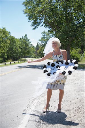 Bride Hitchhiking, Niagara Falls, Canada Stock Photo - Premium Royalty-Free, Code: 600-02593718