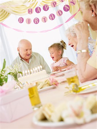 Birthday Party in Retirement Home Foto de stock - Sin royalties Premium, Código: 600-02637680