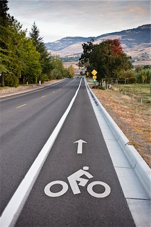 direction sign and nobody road - Cycling Lane on Road, Ashland, Oregon, USA Stock Photo - Premium Royalty-Free, Code: 600-02633377