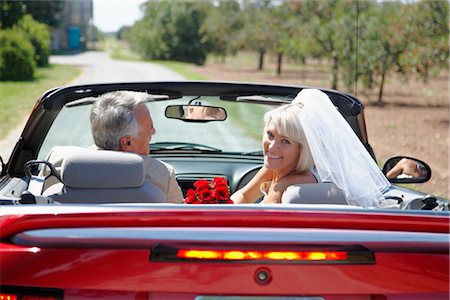 Newlyweds in Convertible, Niagara Falls, Ontario, Canada Stock Photo - Premium Royalty-Free, Code: 600-02659689