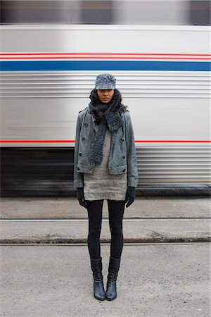 Woman Standing Near Speeding Train, Portland, Oregon, USA Foto de stock - Sin royalties Premium, Código: 600-02659825