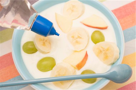 Putting Artificial Sweetener in Bowl of Fruit and Yogurt Stock Photo - Premium Royalty-Free, Code: 600-02660177