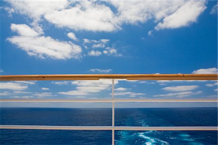 View of Ocean and Railing on Cruise Ship Foto de stock - Sin royalties Premium, Código: 600-02671110