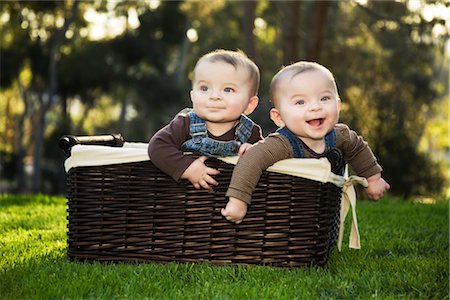 dazzo - Twin Boys in Basket Stock Photo - Premium Royalty-Free, Code: 600-02701272