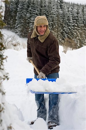 straining (overexertion) - Man Shovelling Snow, Hof bei Salzburg, Austria Foto de stock - Sin royalties Premium, Código: 600-02702764